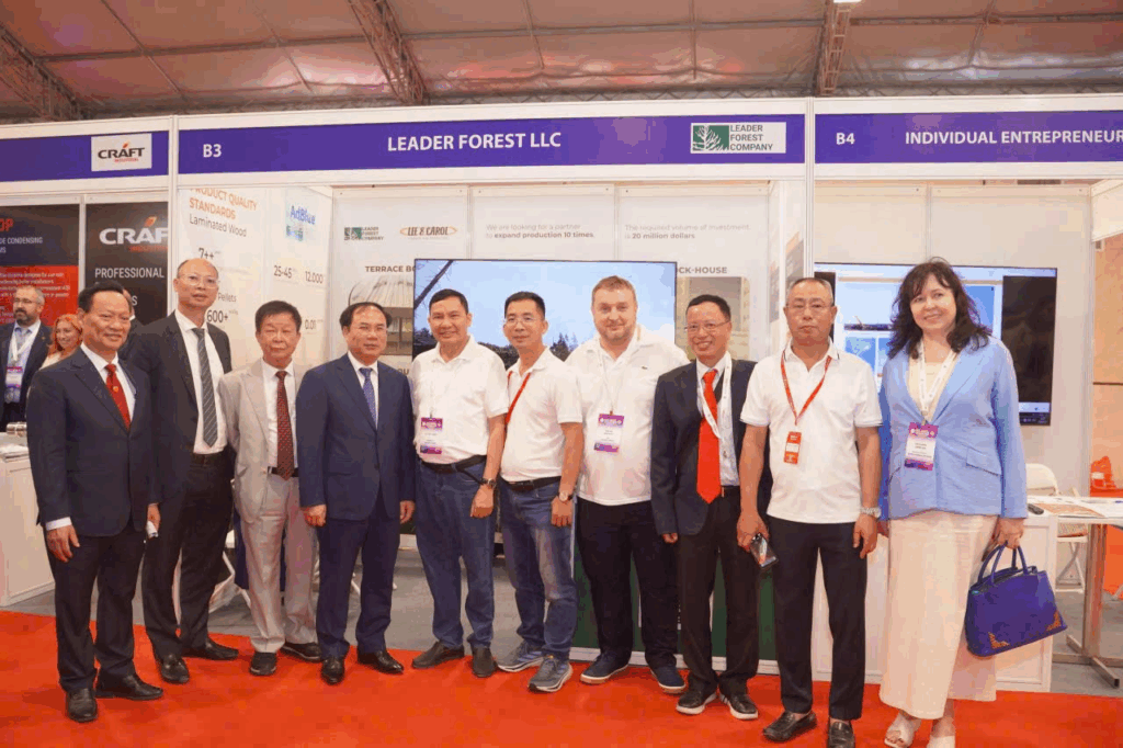 Deputy Minister of Construction, Head of Vietbuild 2025, visited the company’s booth